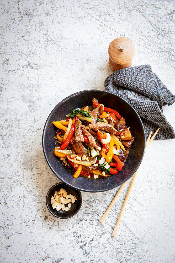 Rinderfilet-Wok mit Paprika und Cashewkernen