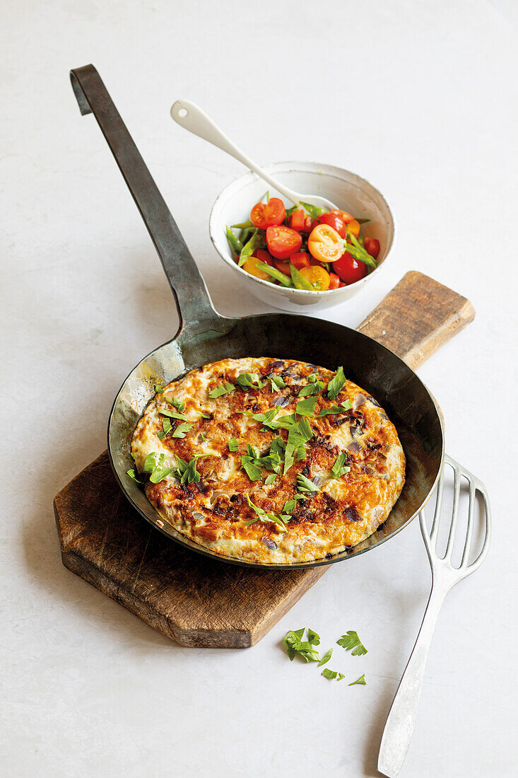 Tuna omelette with tomato salad