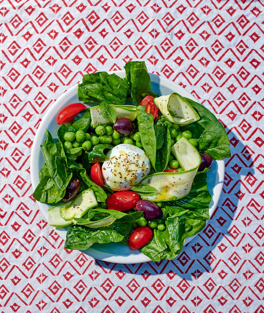 Salat mit Erbsen, Zucchini, Tomaten und Burrata