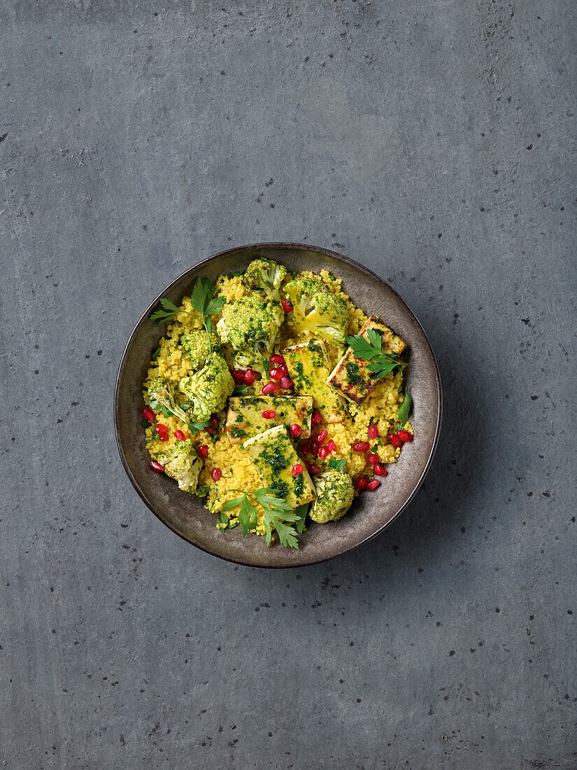 Couscoussalat mit Tofu und Chermoula