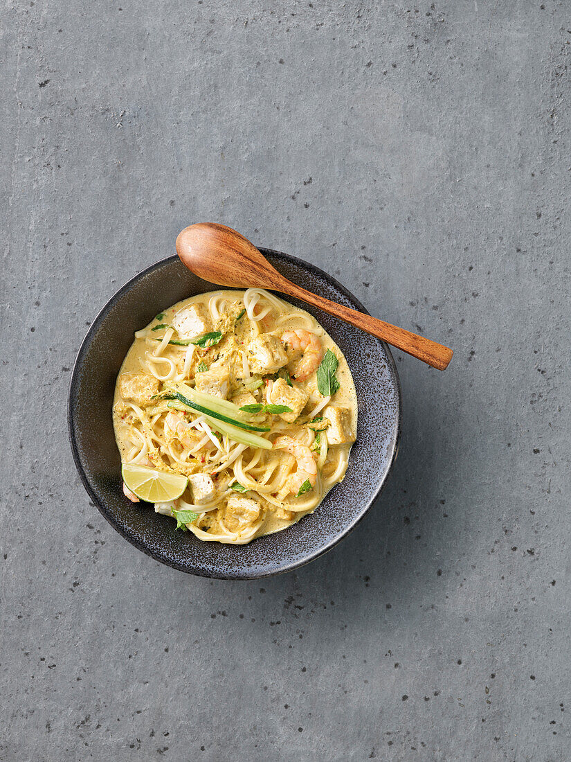 Thai curry noodle soup with prawns and tofu