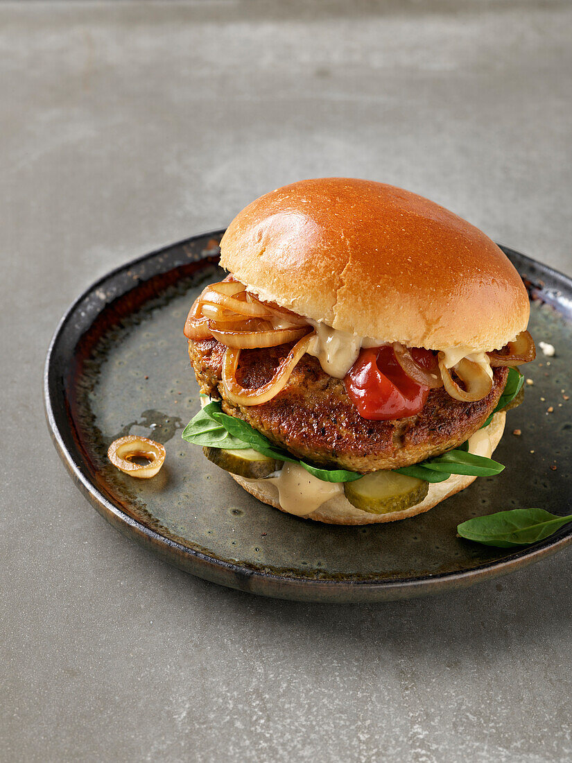 Tofu-Steinpilz-Burger mit karamellisierten Zwiebeln und Spinat