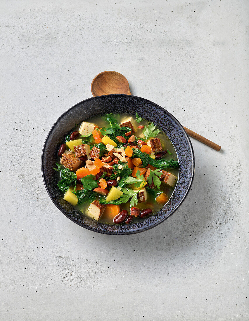 Green cabbage stew with smoked tofu and kidney beans