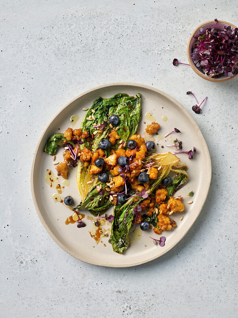 Gegrillter Romanasalat mit Blaubeeren und Tempeh-Crumble