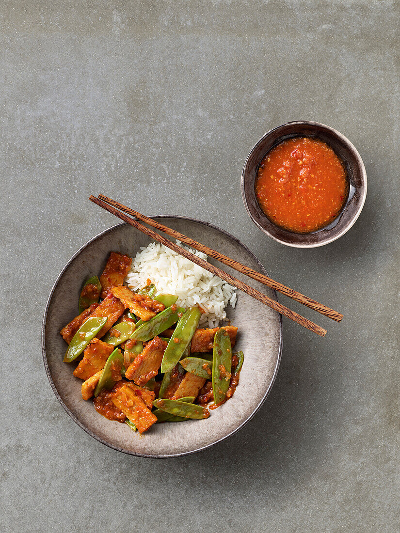 Fried tempeh with sugar snaps and rice