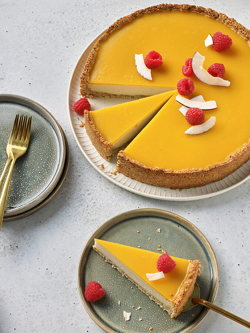 Zitronen-Tarte mit Himbeeren und Kokosflocken