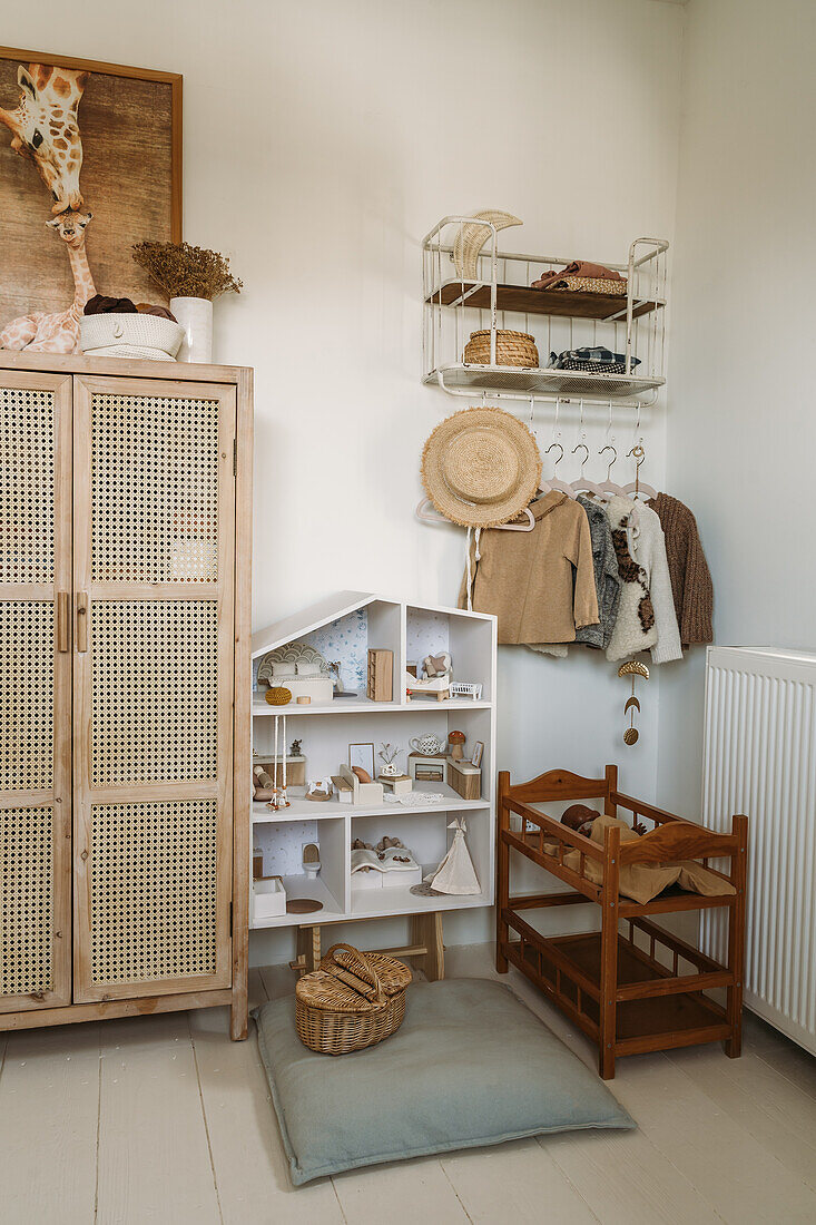 Kinderzimmer mit Rattan-Schrank, Puppenhaus und Garderobe