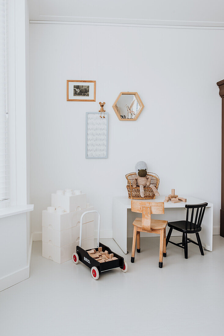 Play corner in living room with table, chairs and building blocks