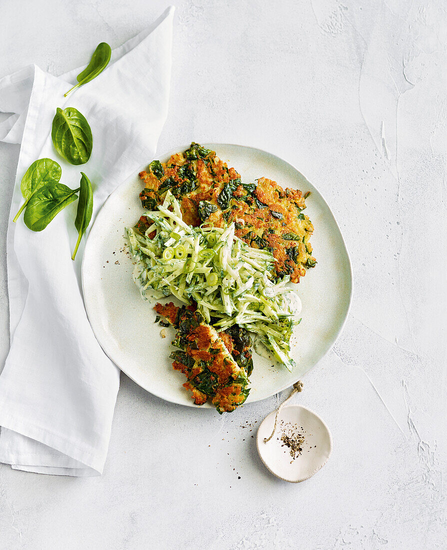 Halloumi-Spinat-Puffer mit Gurkensalat