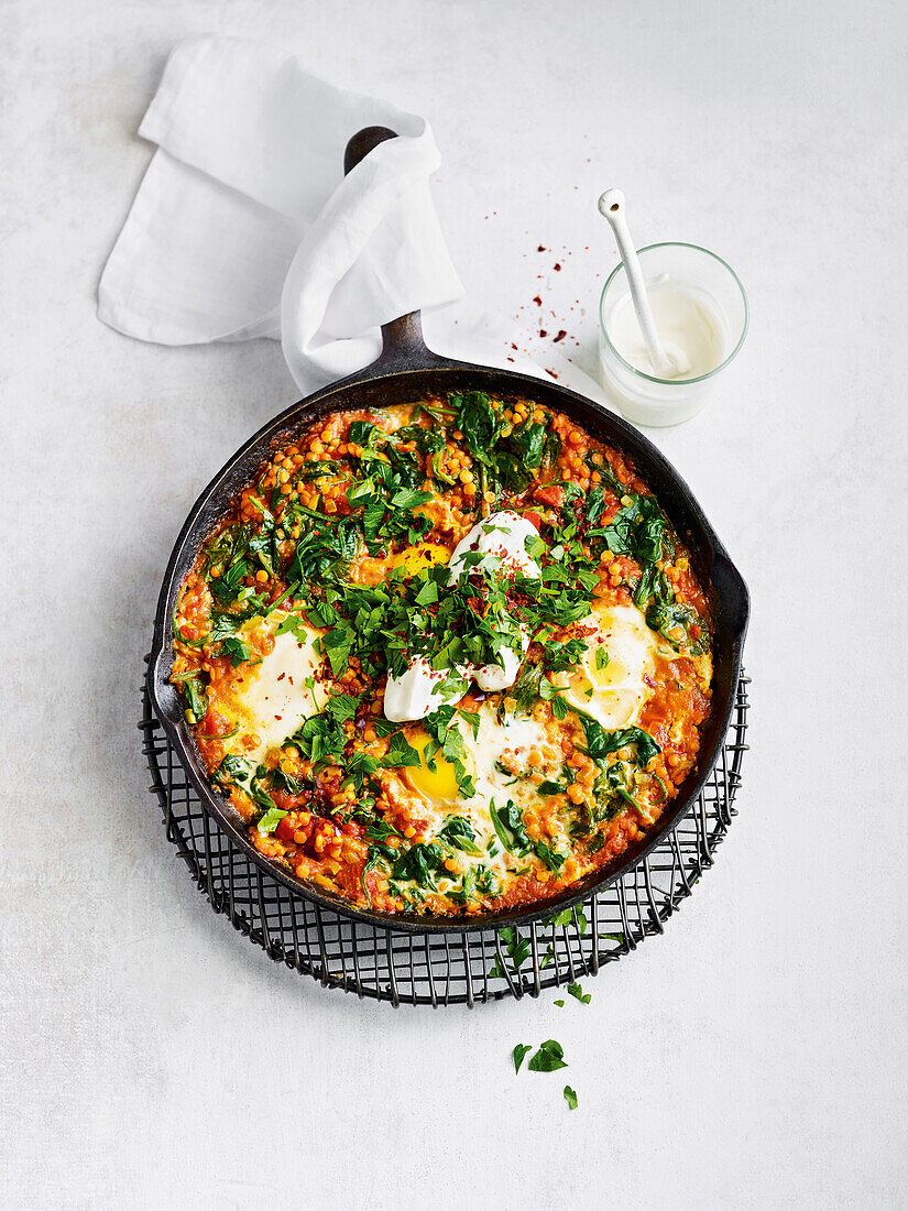 Linsen-Spinat-Shakshuka mit Kräutern und Joghurt