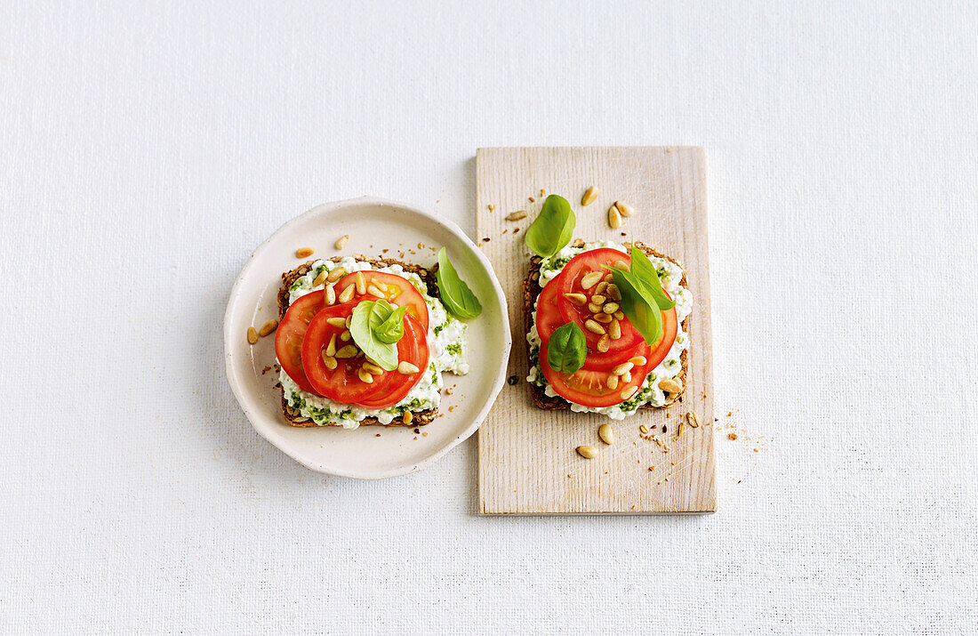 Pestoschnitten mit Hüttenkäse und Tomaten