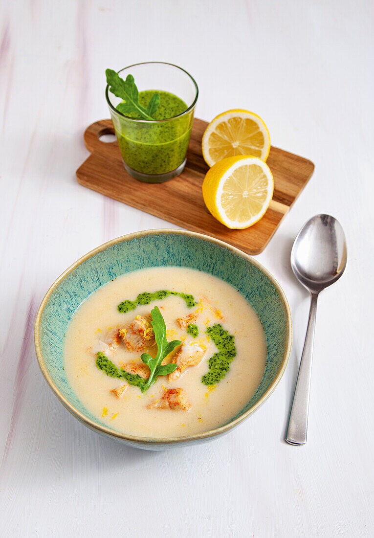 Zitronen-Parmesan-Suppe mit Huhn und Rucolaöl