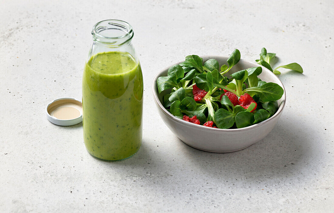 Feldsalat mit Himbeeren und grünem Dressing