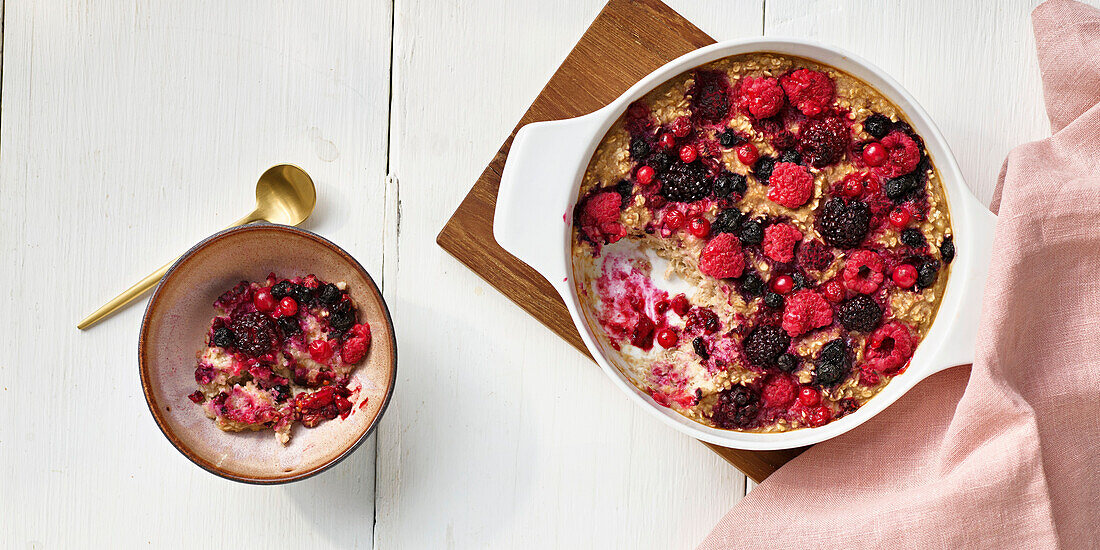 Frühstücksauflauf mit Beeren und Haferflocken