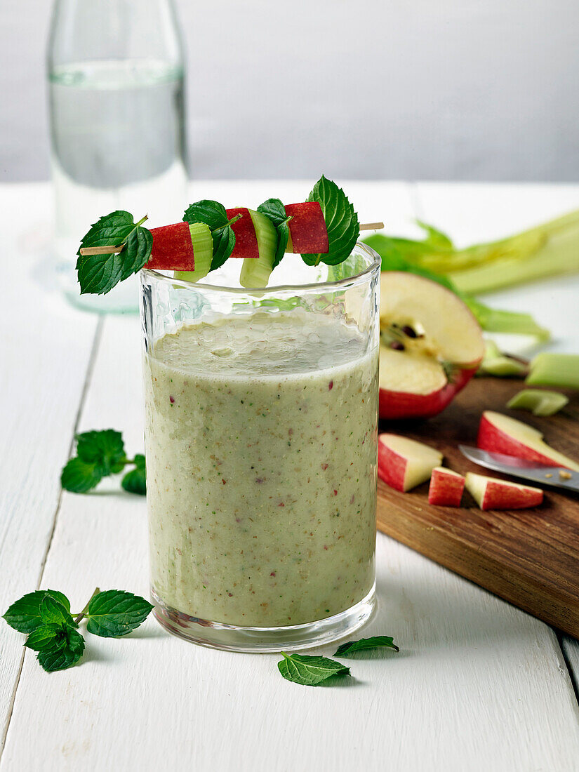 Grüner Smoothie mit Apfel, Sellerie und Minze