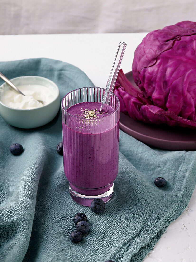 Blaubeer-Rotkohl-Smoothie mit Joghurt