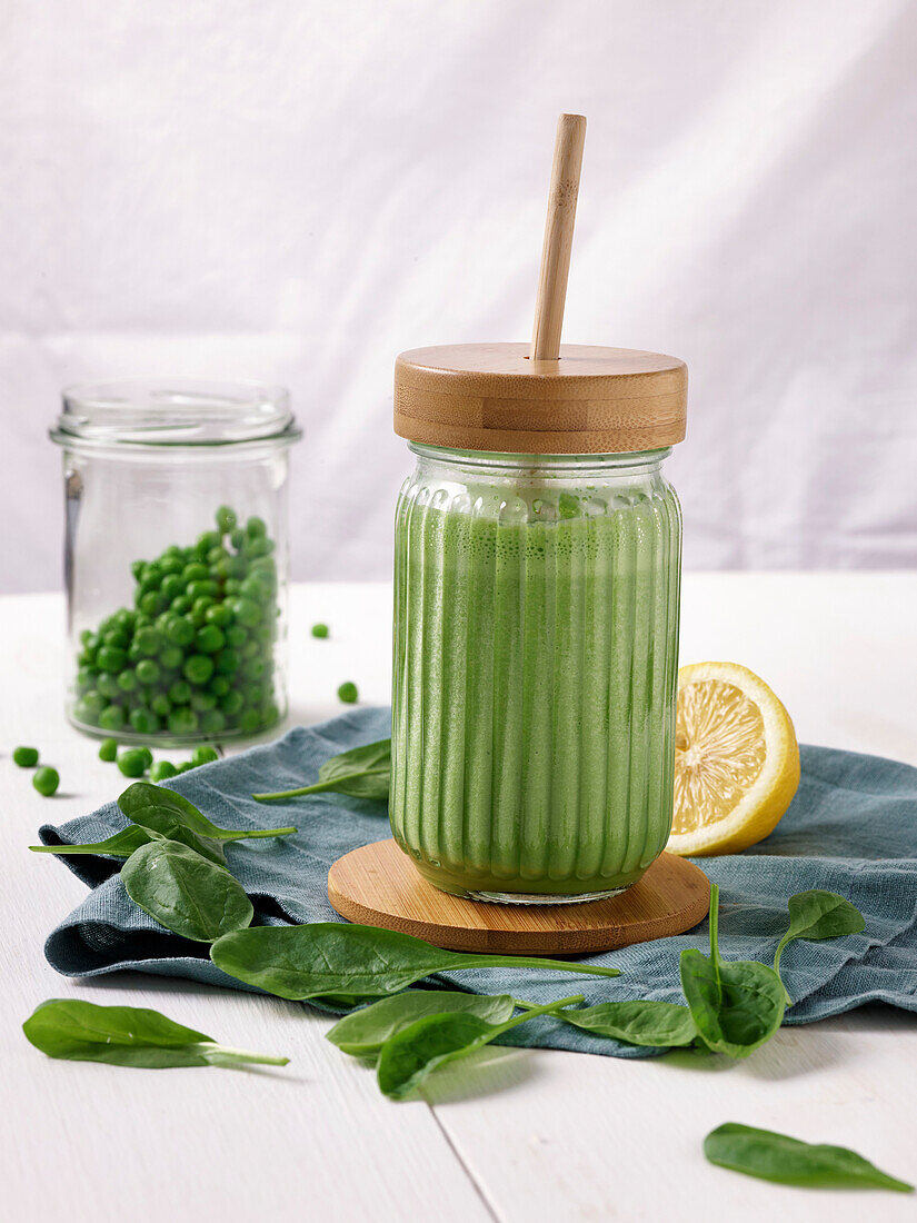 Grüner Smoothie mit Spinat und Erbsen