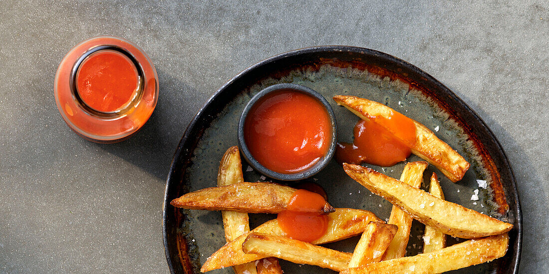 Ofenpommes mit Ketchup