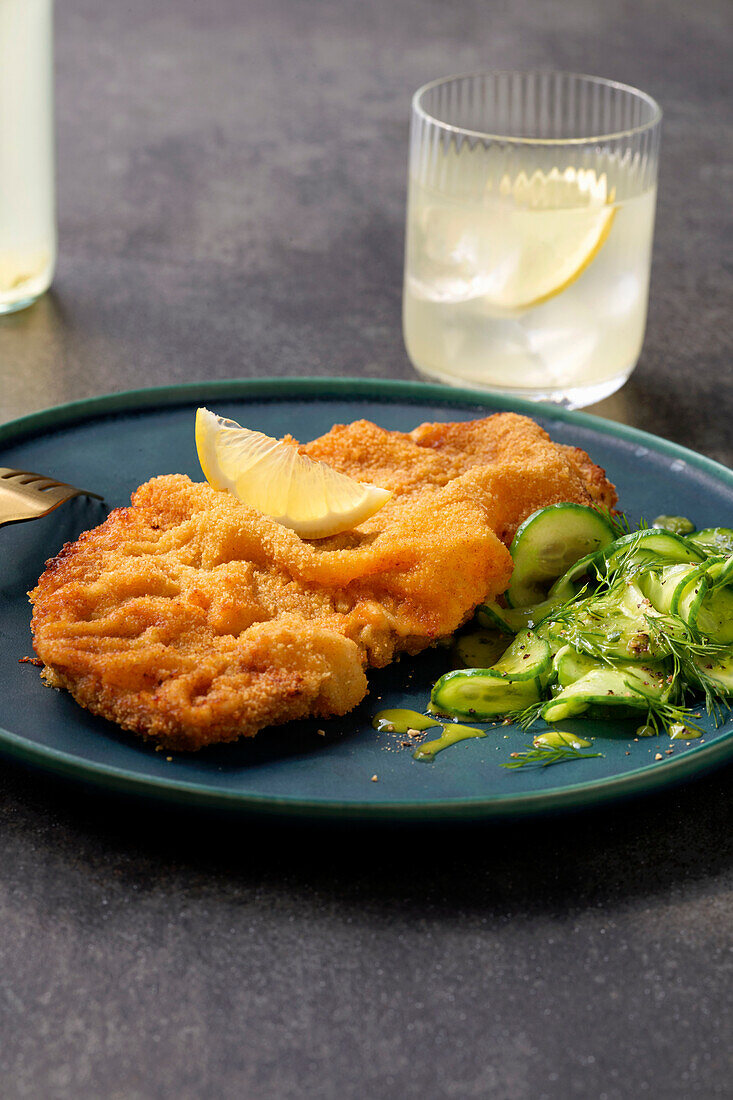 Schnitzel mit Gurkensalat