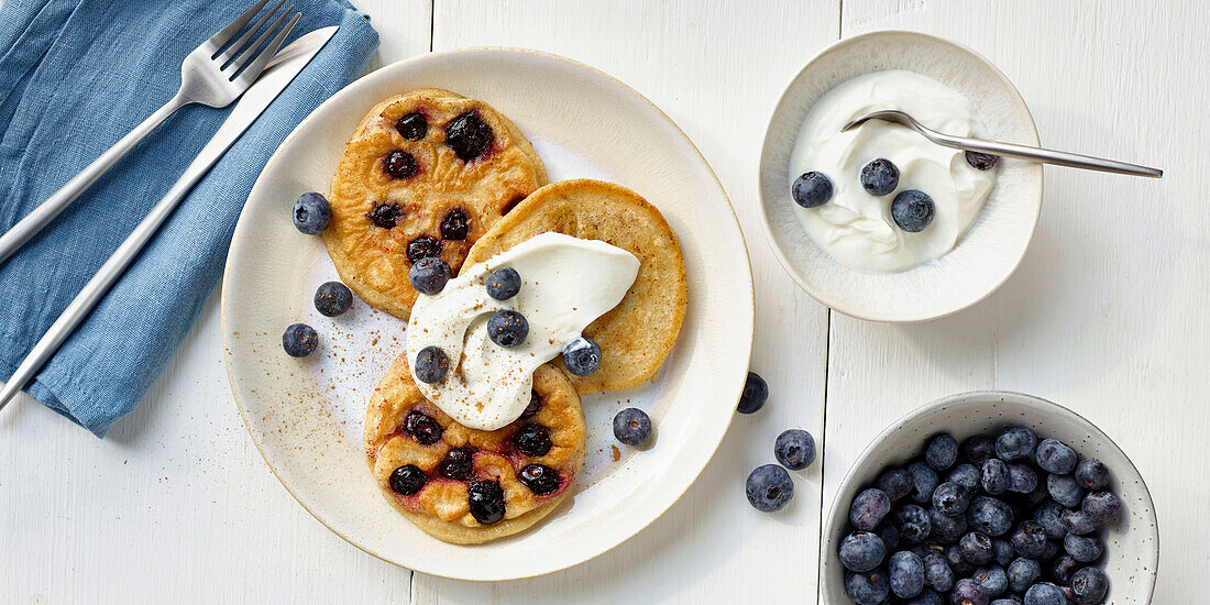 Pancakes mit Blaubeeren und Joghurt