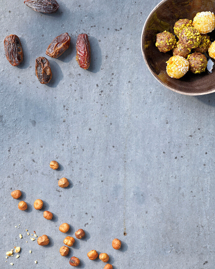 Energy Balls aus Datteln und Haselnüssen