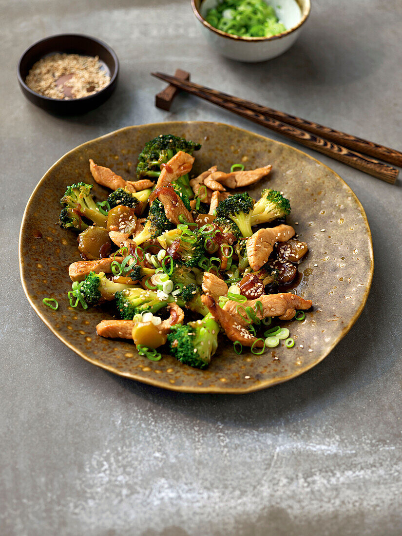 Wok-Gemüse mit Teriyaki-Hühnchen und Frühlingszwiebeln