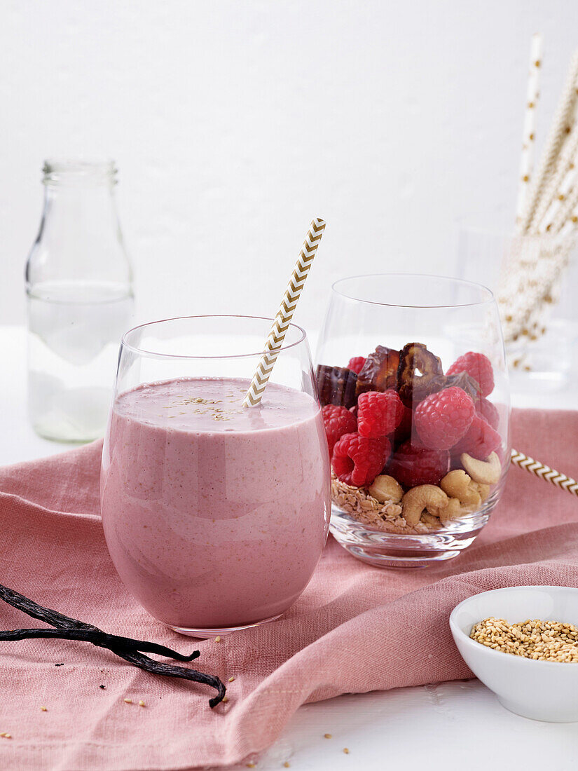 Beeren-Sesam-Smoothie mit Datteln und Vanille