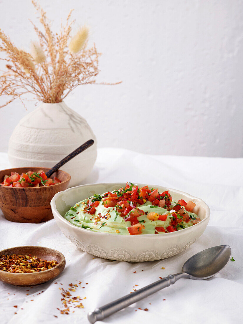 Guacamole-Smoothie-Bowl mit Tomatensalsa