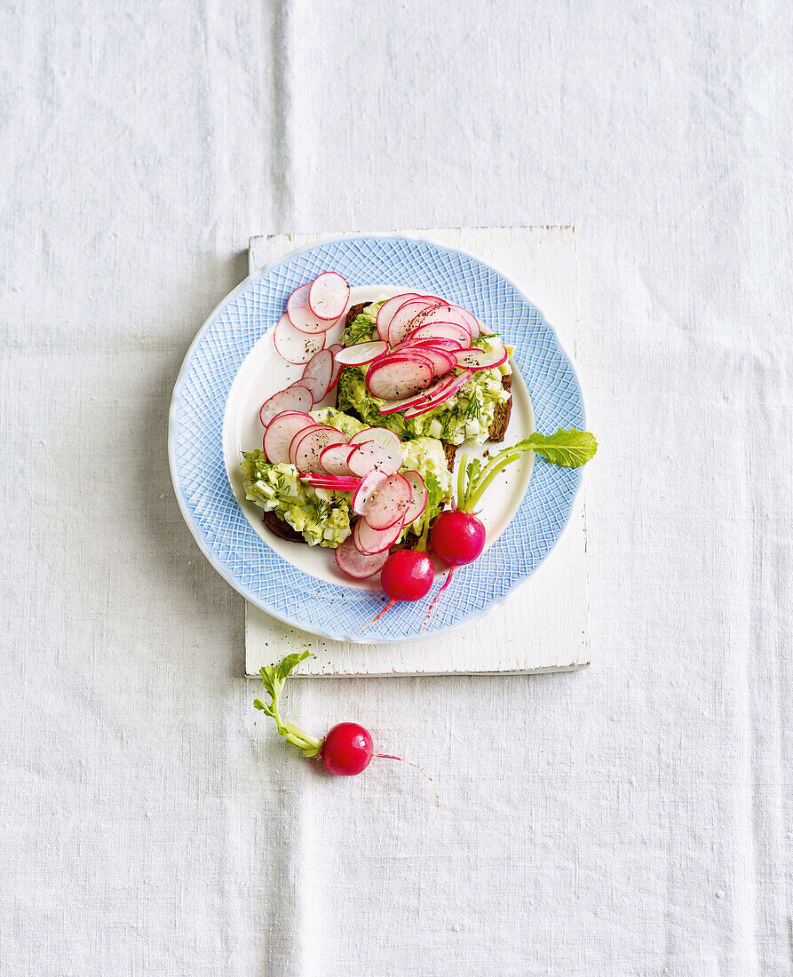 Avocado-Eiersalat mit Radieschen auf Vollkornbrot