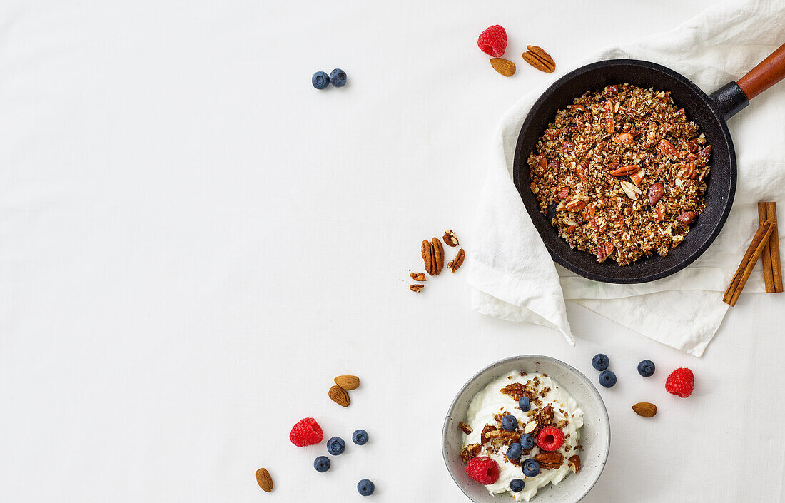 Selbstgemachtes Granola mit Joghurt und Beeren