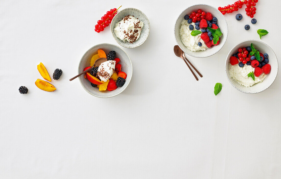 Obstsalat und Joghurt mit Beeren