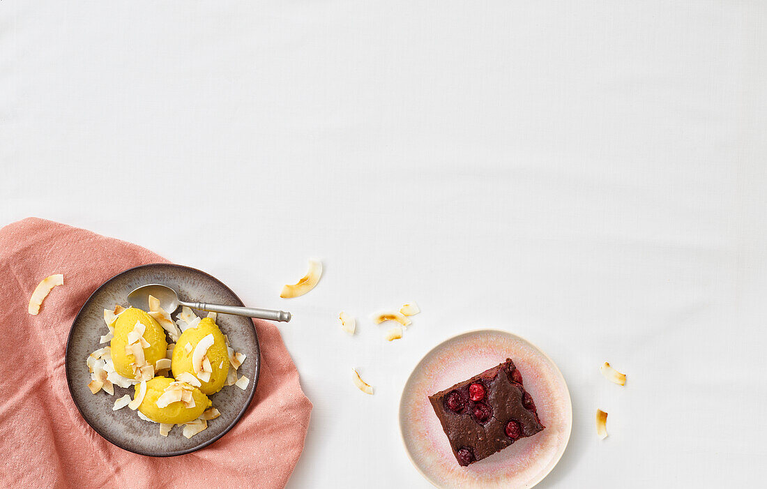 Mangoeis mit Kokoschips und Kirsch-Brownie