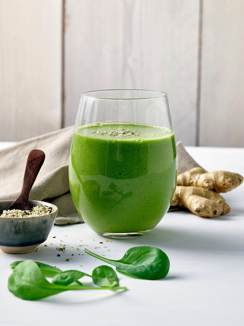 Grüner Smoothie mit Spinat und Ingwer