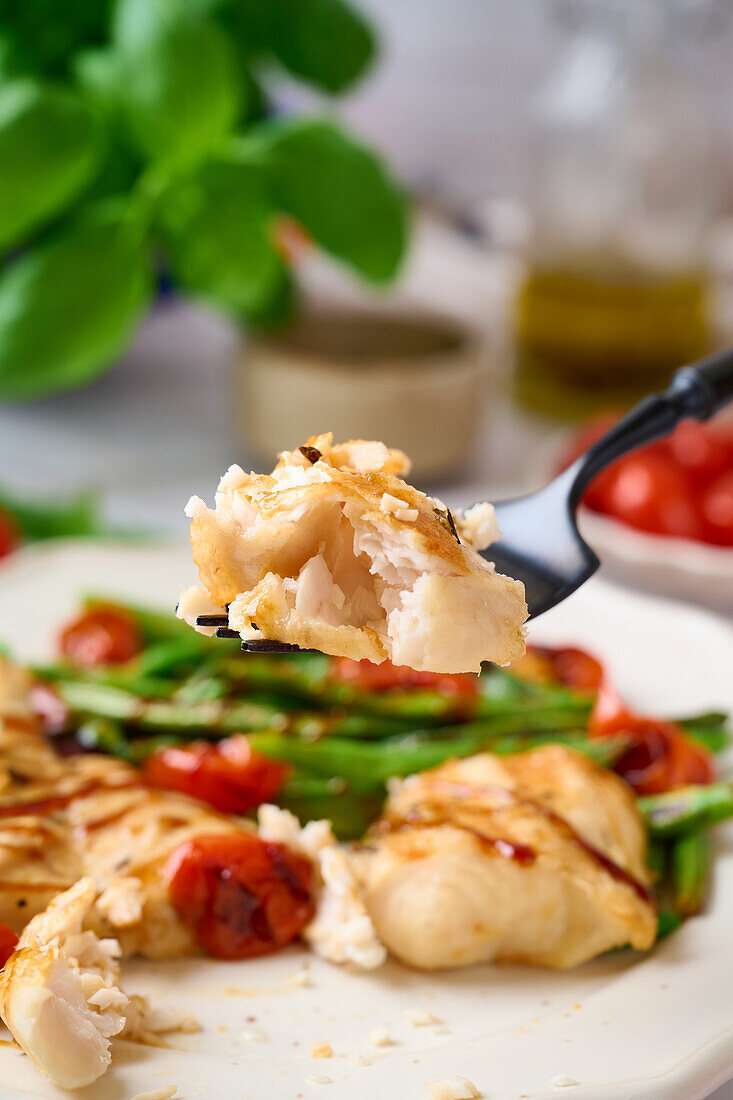 Gegrillter Seebarsch mit grünen Bohnen und Tomaten