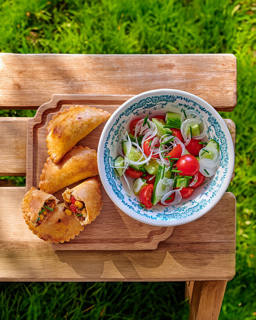 Empanadas mit Rindfleisch und Tomaten-Gurken-Salat