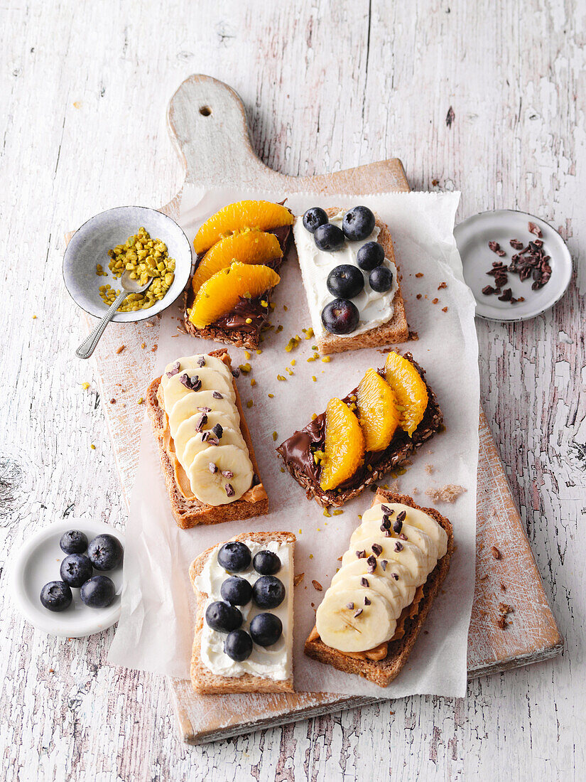 Wholemeal bread topped with fruit