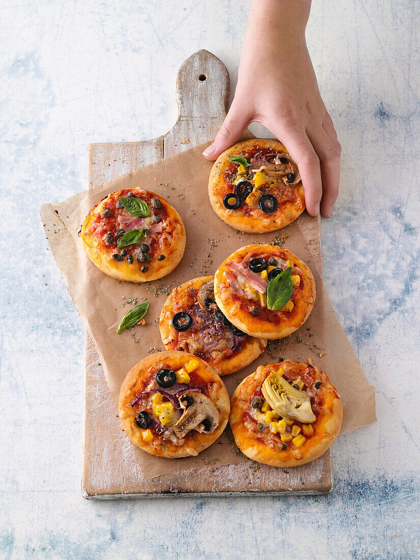 Mini-Pizzen mit verschiedenen Belägen