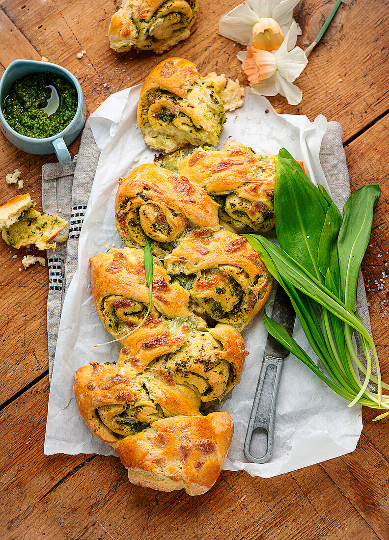 Pikanter Hefezopf mit Bärlauchpesto-Füllung