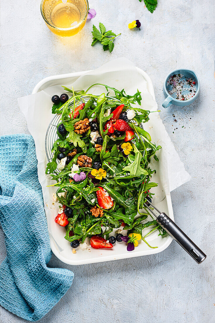 Grüner Spargel-Salat mit Erdbeeren und Walnüssen