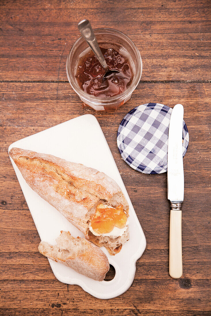 Baguette with cream cheese and quince jelly