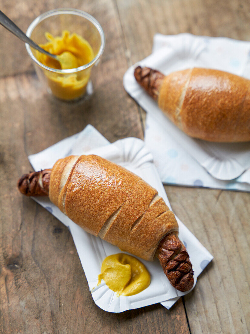 Wurst im Brötchenteig