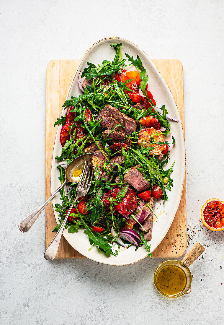 Gegrillter Lammlachs auf Blutorangensalat