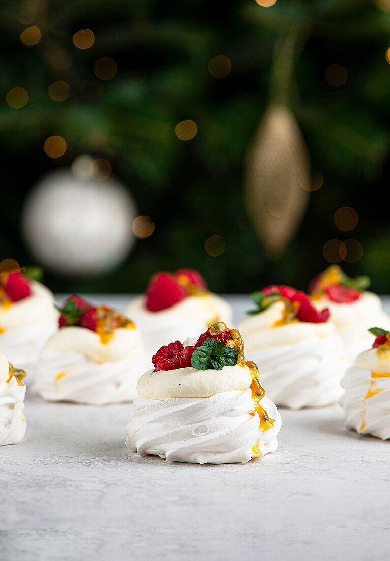 Mini Pavlovas mit Mascarpone, Himbeeren und Passionsfrucht