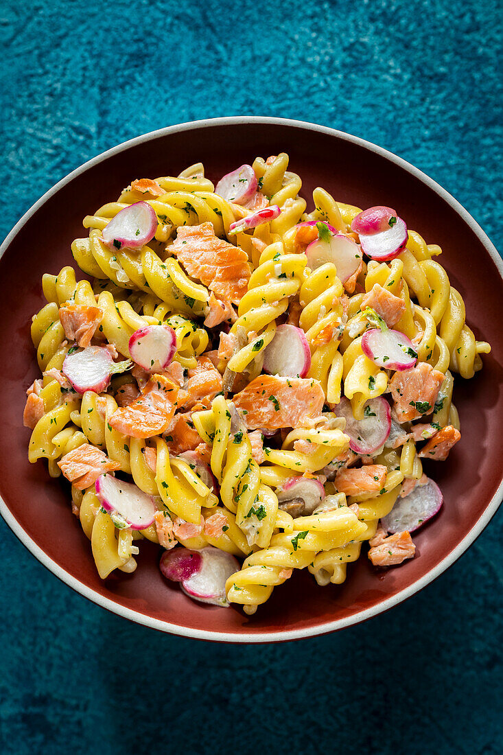 Pasta-Salat mit Räucherlachs und Radieschen