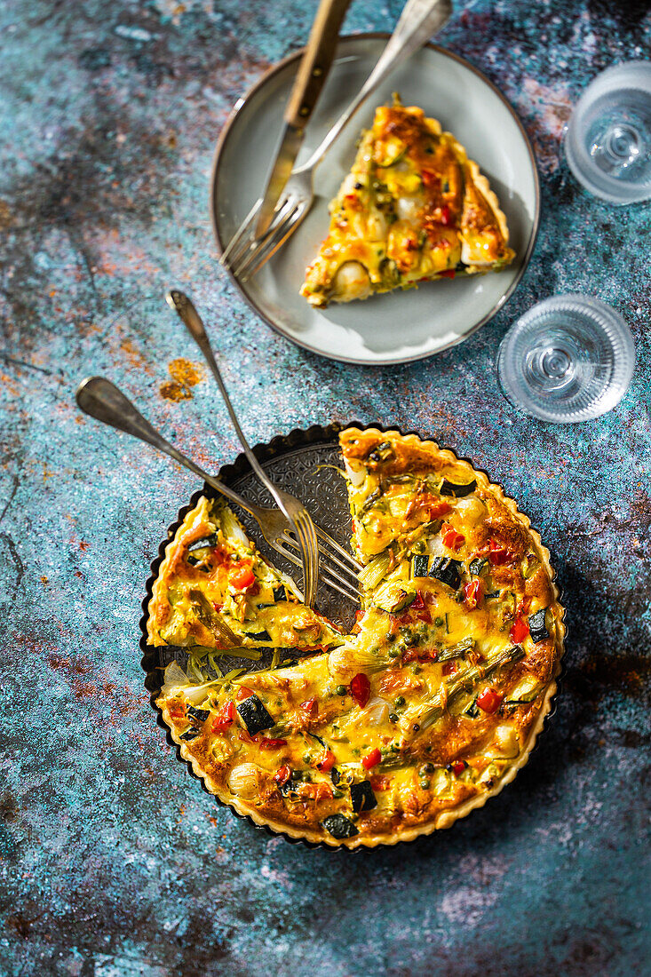 Zucchiniquiche mit Zwiebeln und roten Paprika