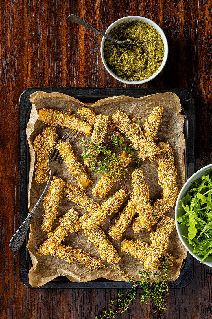 Tofu-Quinoa-Sticks mit Pesto und Rucola