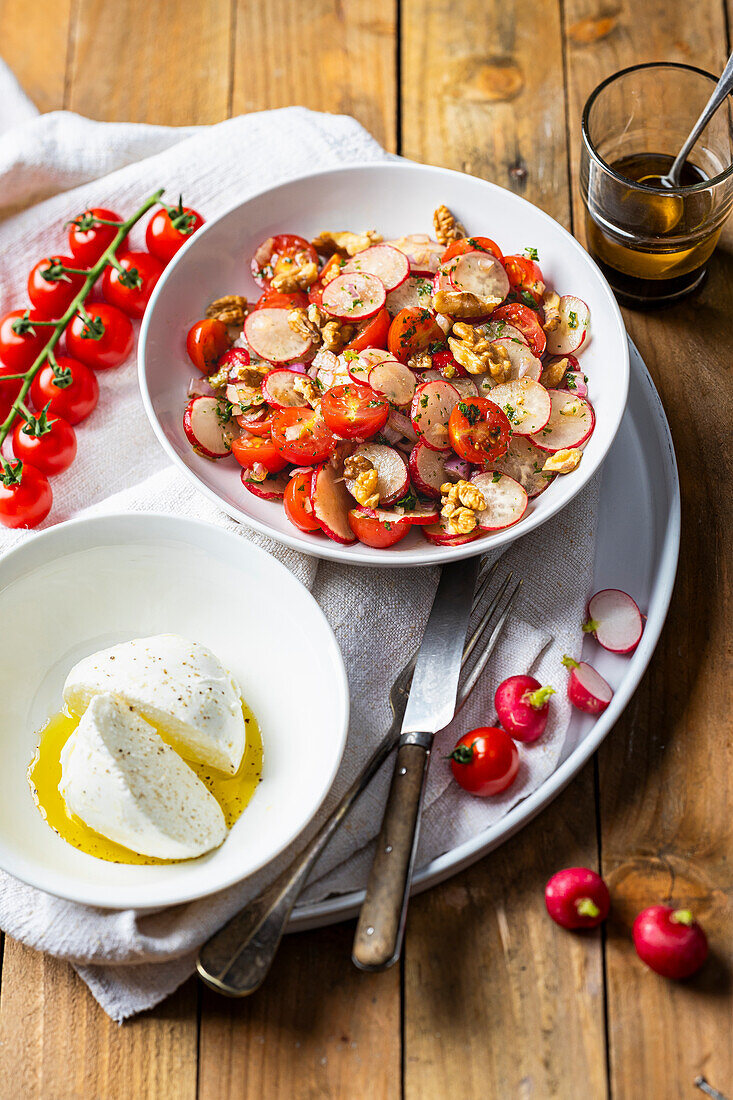 Radieschen-Tomatensalat mit Mozzarella und Walnüssen