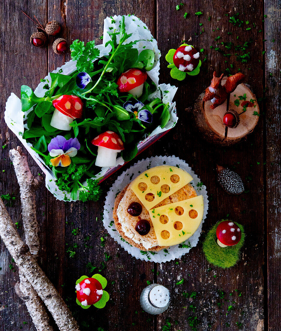 Kinder-Brotzeit mit Käsebrot und Salat