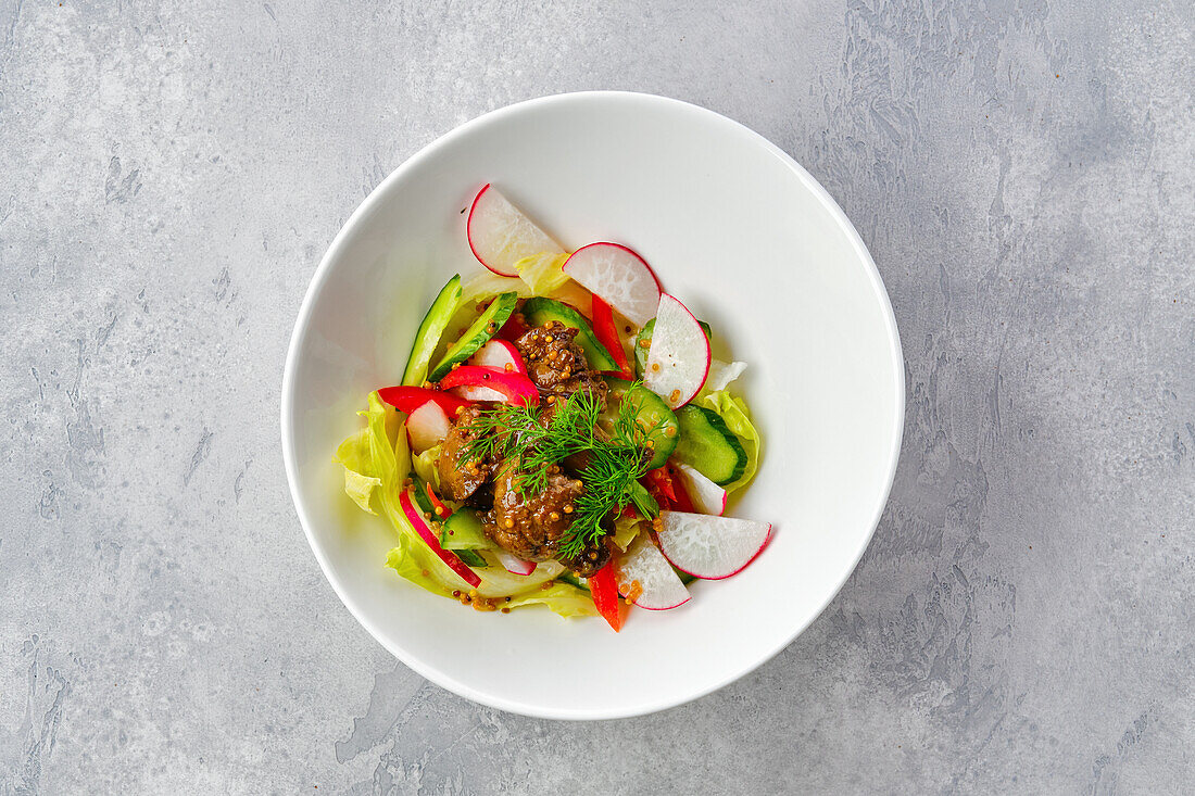 Salad with beef liver, radishes and Creole mustard