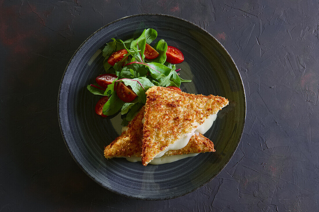 Club-Sandwich mit Käsefüllung und Salat